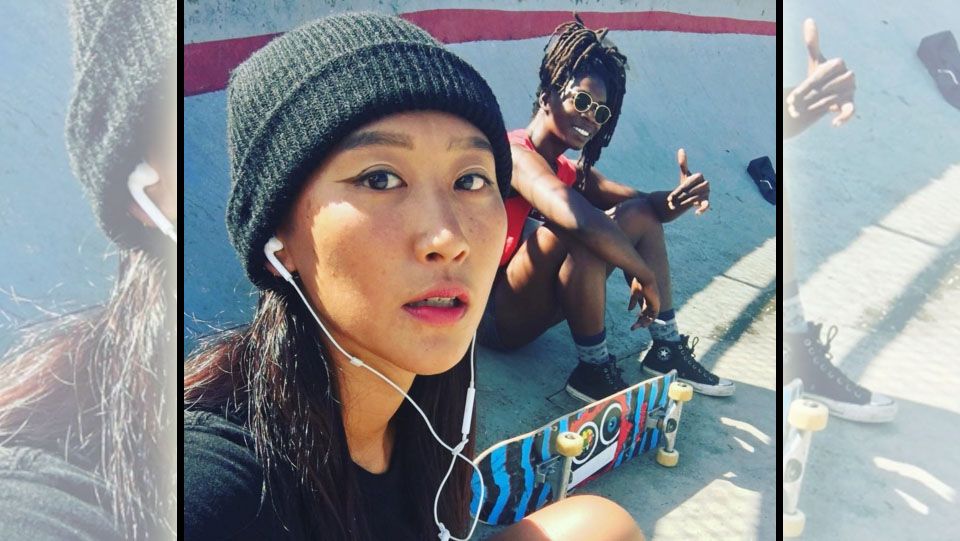 Jina Lee bersama rekannya bermain skateboard. Copyright: © Instagran@Jina E