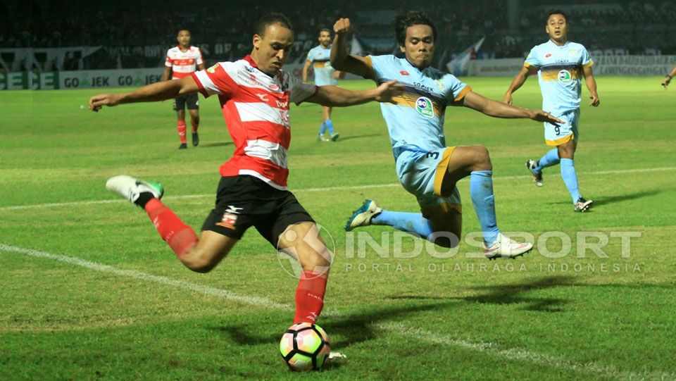 Aksi Peter Odemwingie saat MU vs Persela. Copyright: &copy; Ian Setiawan/Indosport