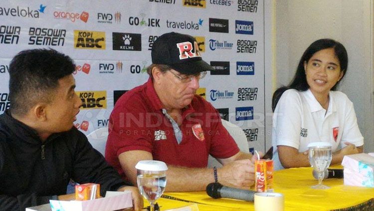 Pelatih PSM Makassar, Robert Rene Alberts (tengah) dalam jumpa pers. Copyright: © Muhammad Nur basri/INDOSPORT