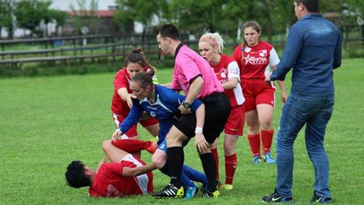 Kerusuhan Dalam Sepakbola Wanita. Copyright: © jabuka.tv