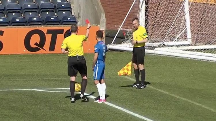 Wasit Craig Thomson memberikan kartu merah ke hakim garis. Copyright: © FOX Sport.