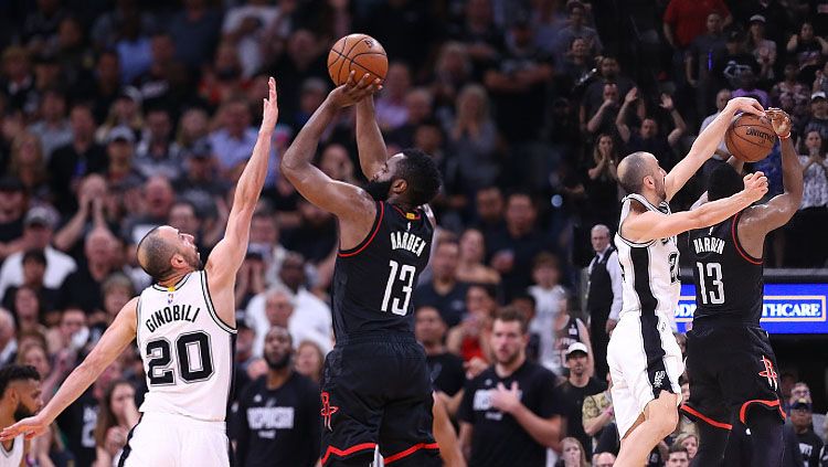 Manu Ginobili menjaga ketat James Harden. Copyright: © Ronald Martinez/Getty Images