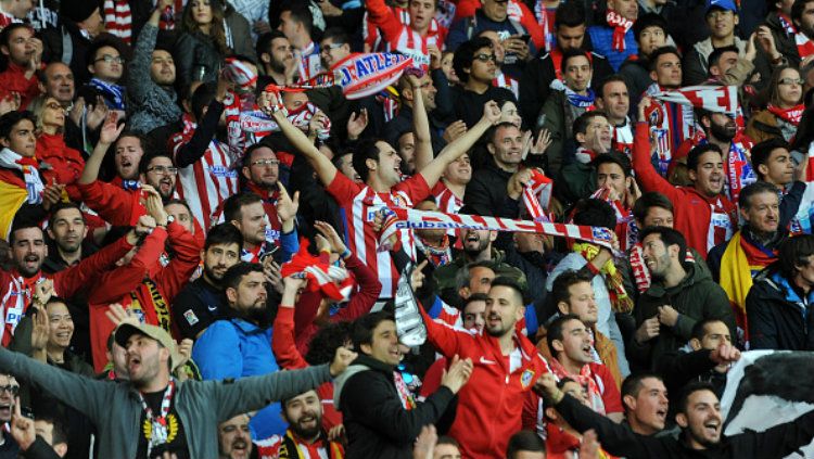 Fans Atletico Madrid ketika memberikan dukungan terhadap klub kesayangannya. Copyright: © Plumb Images/Leicester City FC via Getty Images