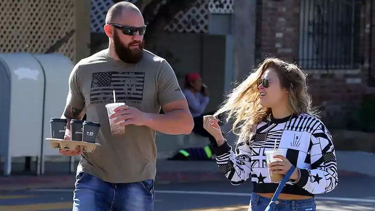 Petarung MMA, Ronda Rousey dengan kekasihnya Travis Browne. Copyright: &copy; thesportster