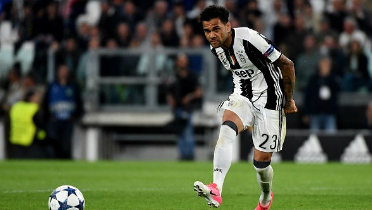Bek andalan Juventus, Dani Alves. Copyright: &copy; Pier Marco Tacca/Anadolu Agency/Getty Images