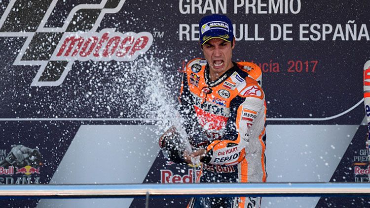 Pembalap Repsol Honda, Dani Pedrosa merayakan kemenangan. Copyright: © PIERRE-PHILIPPE MARCOU/AFP/Getty Images