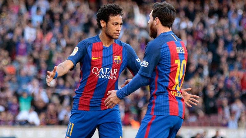 Neymar (kiri) bersama dengan Lionel Messi saat melawan Villarreal. Copyright: © Angel Boluda / Contributor / Getty Images