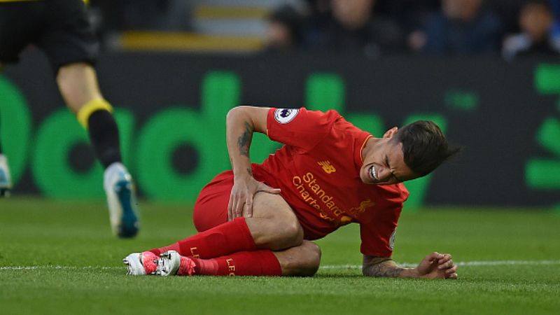 Coutinho merasa kesakitan saat melawan Watford. Copyright: &copy; Andrew Powell / Contributor / Getty Images