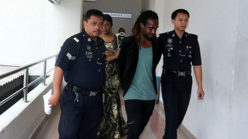 Francis Forkey Doe (tengah) saat dibawa oleh pihak kepolisian Malaysia. Copyright: © fourthofficial