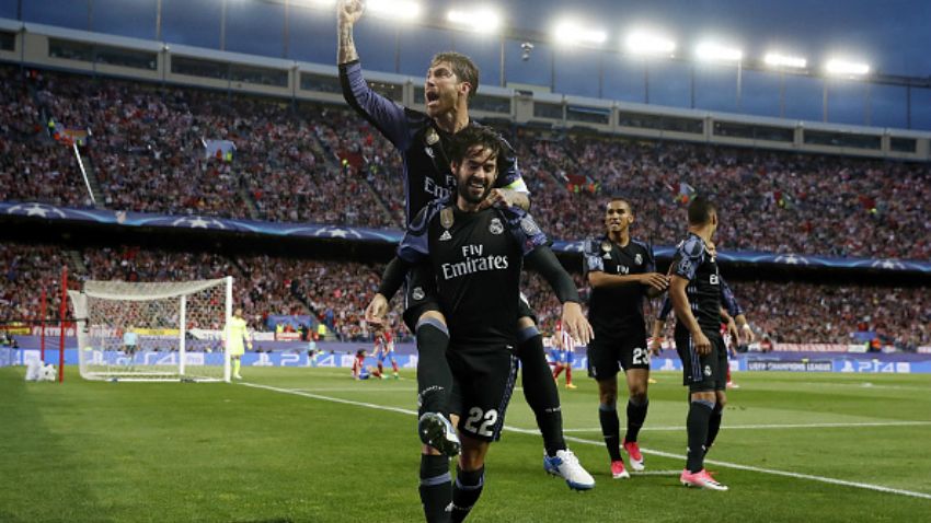 Sergio Ramos merayakan gol Isco ke gawang Jan Oblak. Copyright: © Angel Martinez / Contributor / Getty Images