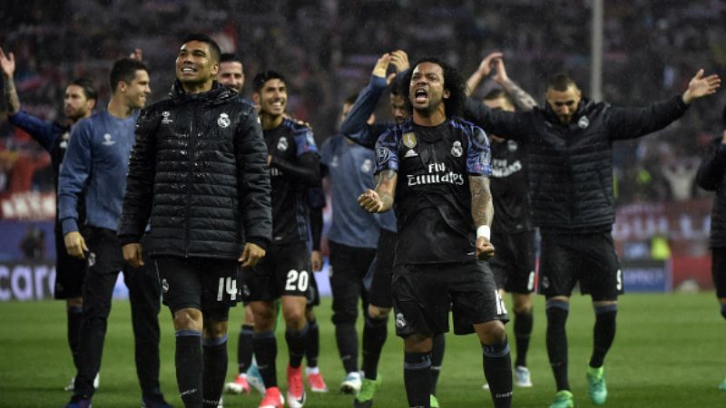 Skuat Real Madrid merayakan kelolosan mereka ke fase final Liga Champions. Copyright: © GERARD JULIEN / Staff