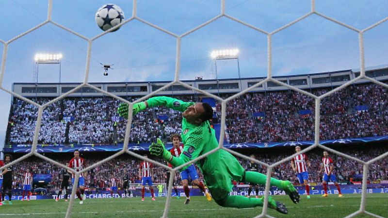 Antoine Griezmann mencetak gol ke gawang Keylor Navas melalui tendangan penalti. Copyright: © Gonzalo Arroyo Moreno / Stringer / Getty Images