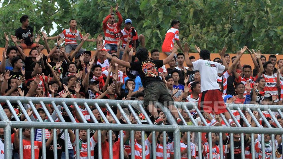 Suporter Madura United Copyright: © Ian Setiawan/Indosport