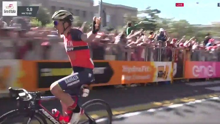 Insiden memalukan yang dialami oleh Luka Pibernik saat mengikuti Giro d'Italia 2017. Copyright: © Road Cycling UK