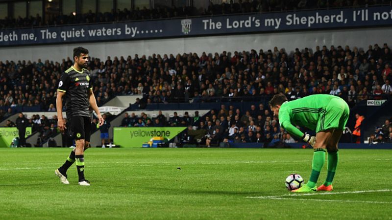 Diego Costa (kiri) berada dekat dengan kiper West Brom, Foster. Copyright: © Michael Regan / Staff / Getty Images