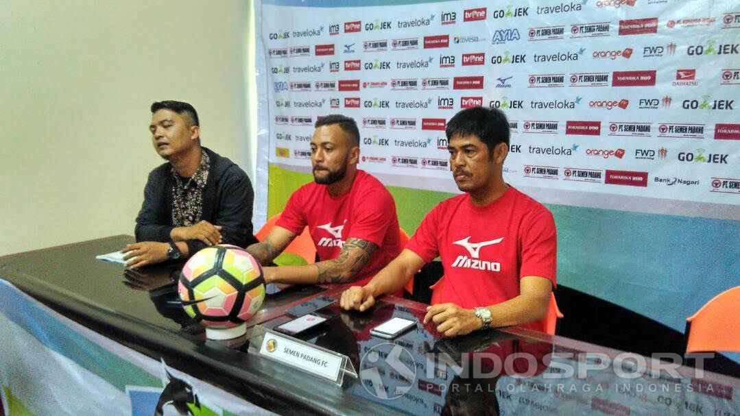 Pelatih Semen Padang, Nilmaizar (kanan) saat konferensi pers jelang laga menghadapi Persib Bandung. Copyright: © Taufik Hidayat/INDOSPORT