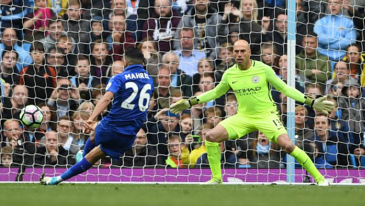 Gelandang Leicester City, Riyad Mahrez terpeleset ketika melakukan tendangan penalti kontra Manchester City. Copyright: &copy; Laurence Griffiths/Getty Images