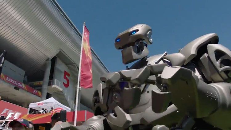 Titan The Robot menjadi hiburan tersendiri dalam babak kualifikasi GP Spanyol 2017. Copyright: &copy; Twitter @F1