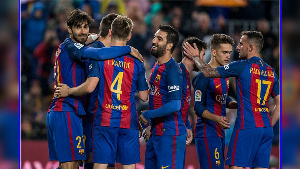 Andre Gomes (paling kiri) kerap masuk dalam daftar jual Barcelona sejak musim 2016/17 lalu. Copyright: © Xavier Bonilla/NurPhoto/Getty Images