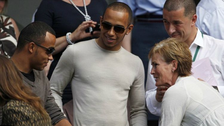 Lewis Hamilton menonton Andy Murray di Wimbledon. Copyright: © AP