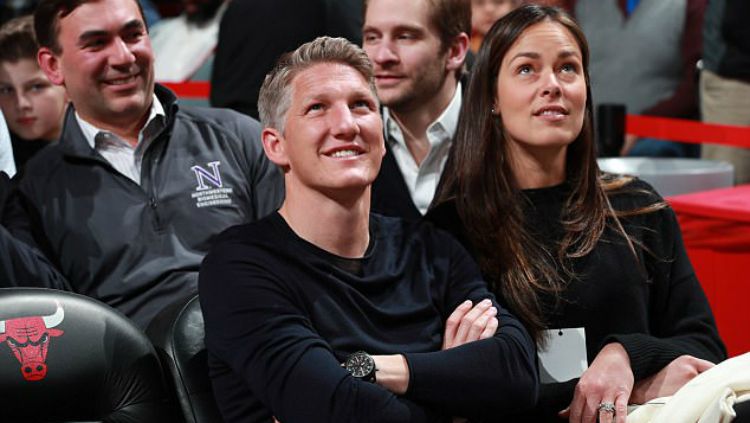 Bastian Schweinsteiger dan Ana Ivanovic saat menyaksikan laga NBA di Amerika. Copyright: © NBAE/Getty Images