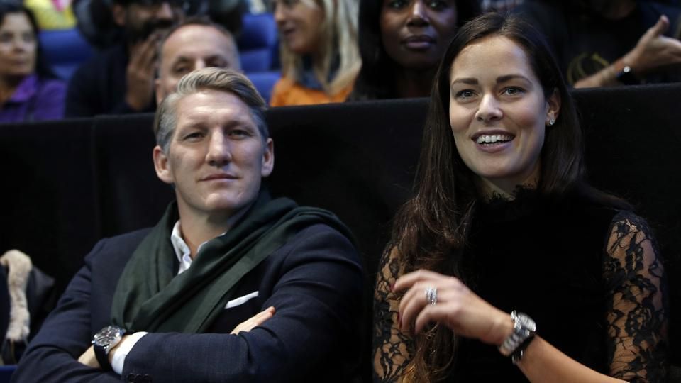 Bastian Schweinsteiger dan Ana Ivanovic menyaksikan laga tenis. Copyright: © Reuters