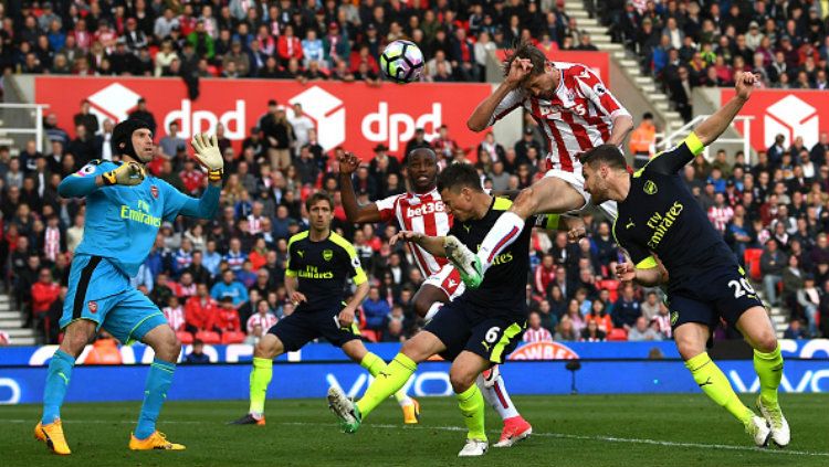 Striker Stoke City, Peter Crouch membobol gawang Petr Cech menggunakan tangannya. Copyright: &copy; Gareth Copley/Getty Images
