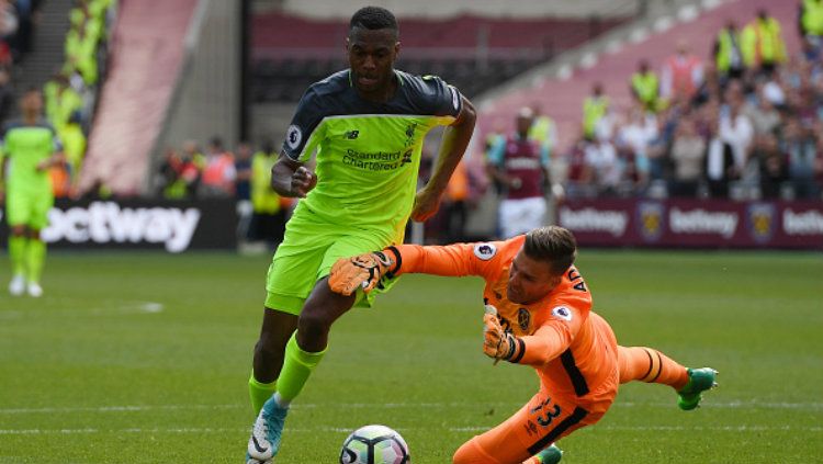 Striker Liverpool, Daniel Sturridge membuat Liverpool unggul di babak pertama atas West Ham United. Copyright: &copy; Ross Kinnaird/Getty Images