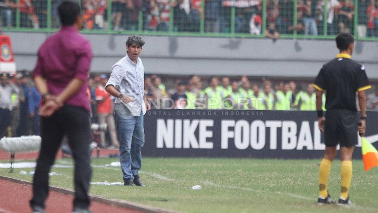 Stefano Cugurra Teco tampak tegang sepanjang laga Persija melawan Mitra Kukar. Copyright: &copy; Herry Ibrahim/Indosport