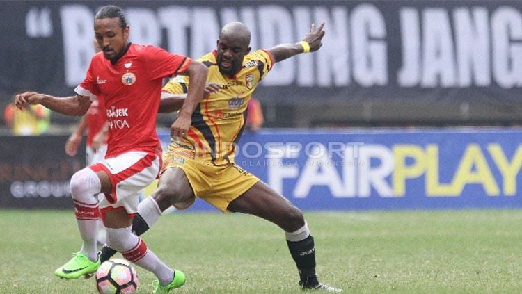 Mohamed Sissoko (kiri) saat berduel dengan pemain Persija Jakarta, Rohit Chand. Copyright: © Herry Ibrahim/Indosport