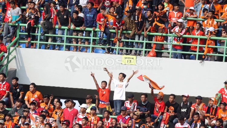 Jakmania jadi korban penyerangan ratusan masa yang diduga Bobotoh. Copyright: © Herry Ibrahim/Indosport