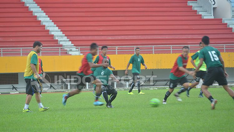 Oswaldo Lessa saat memimpin latihan skuat Sriwijaya FC. Copyright: © Muhammad Effendi/Indosport