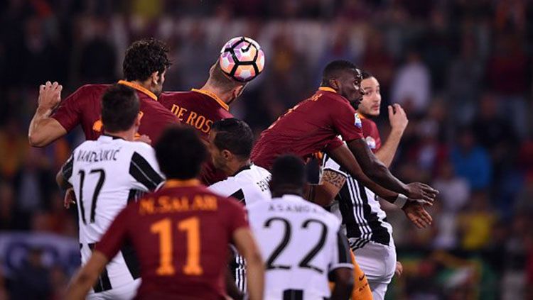 Daniele De Rossi membuat gol penyama kedudukan bagi Roma di babak pertama. Copyright: © BBC