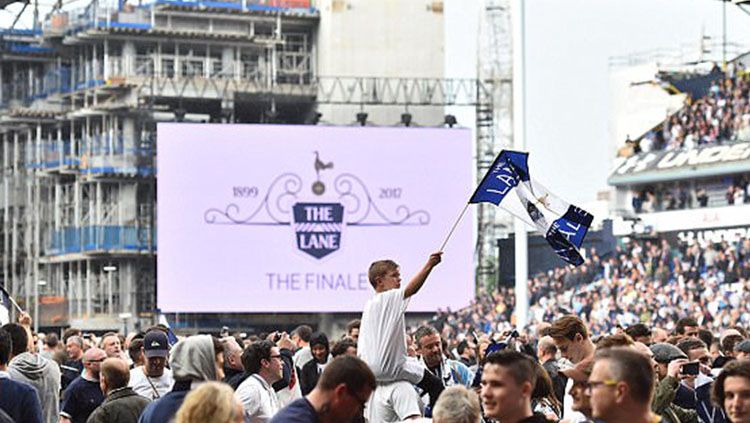 Fans Tottenham merayakan kemenangan timnya sekaligus laga terakhir Tottenham Hotspur di White Hart Lane. Copyright: © Richard Heathcote/Getty Images