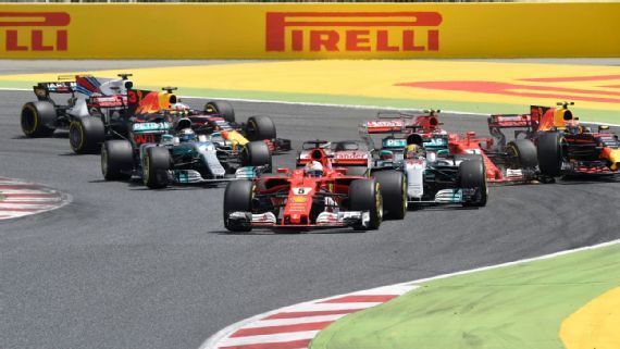 Valtteri Bottas, Kimi Raikkonen, dan Max Verstappen saat bersinggungan di GP Spanyol. (Sumber: LLUIS GENE/AFP/Getty Images). Copyright: © LLUIS GENE/AFP/Getty Images