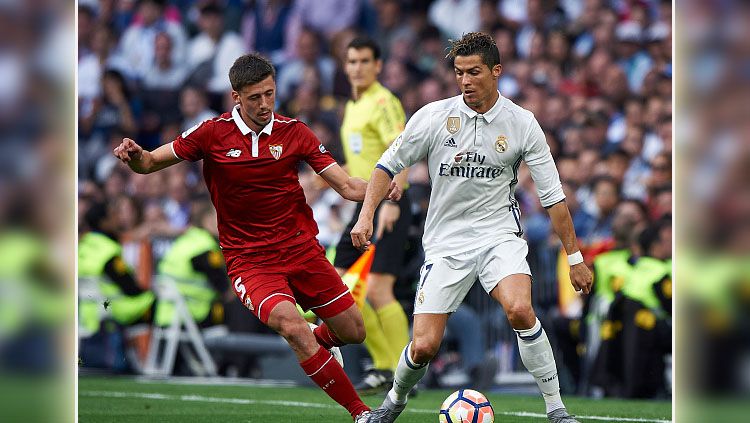 Pemain belakang Sevilla menempel ketat Cristiano Ronaldo. Copyright: © Fotopress/Getty Images