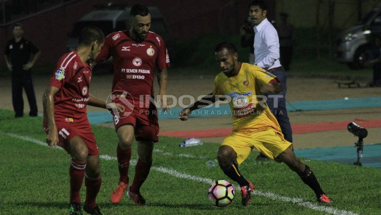 M Nur Iskandar (kuning) jadi penyebab mandulnya Semen Padang. Copyright: © Taufik Hidayat/INDOSPORT