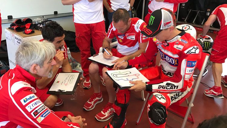 Jorge Lorenzo melakukan persiapan sebelum melakukan tes di Mugello. Copyright: © Ducati Motor