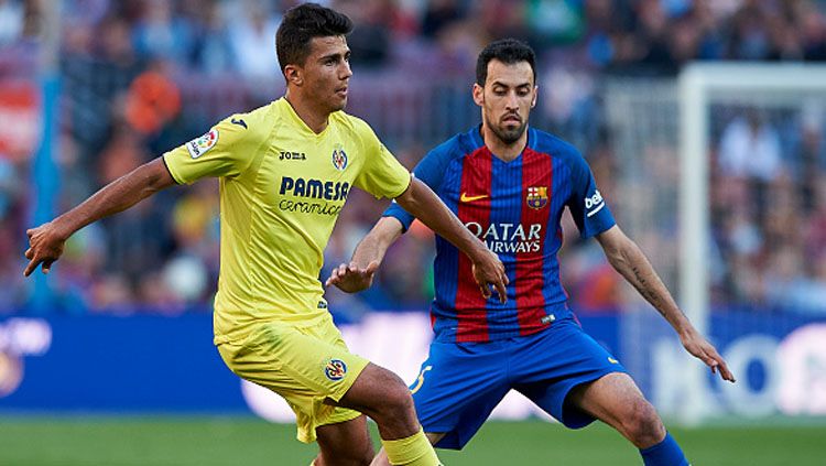 Sergio Busquets menghawalau pemain Las Palmas, Rodrigo Hernandez. Copyright: © fotopress/Getty Images