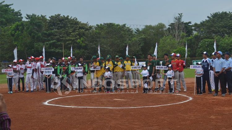 Pembukaan Kejuaraan Nasional Softball Putra Antar Klub di Venue Softball dan Baseball di Kompleks JSC, mulai 14-20 Mei. Copyright: &copy; Muhamad Effendi/INDOSPORT
