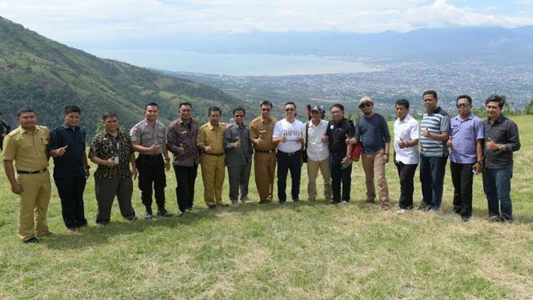 Menpora, Imam Nahrawi melakukan sesi foto bersama dengan nuansa keindahan alam Gunung Matantimali, Sulawesi Tengah. Copyright: © Info Kemenpora
