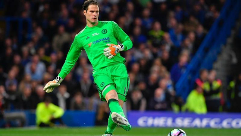 Asmir Begovic sata bermain melawan Watford Copyright: © BEN STANSALL / Staff / Getty Images