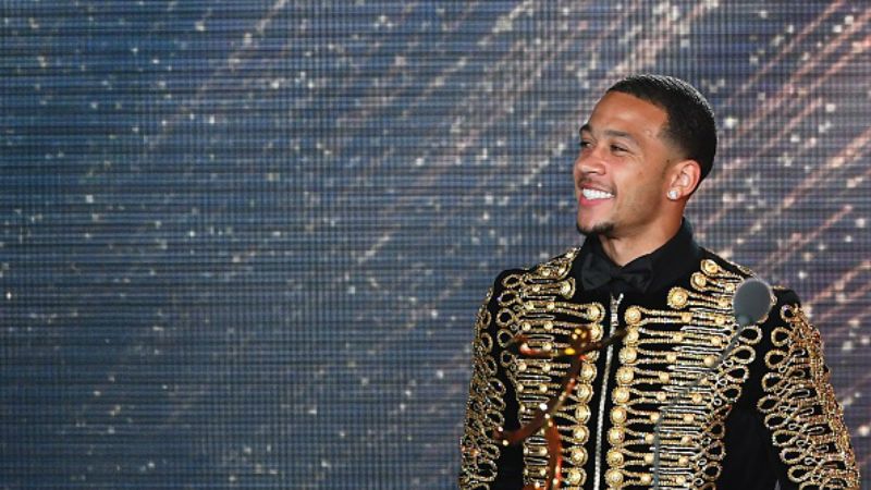 Memphis Depay tampil kece dengan pakaian yang mirip dengan Michael Jackson. Copyright: &copy; FRANCK FIFE / Staff / Getty Images