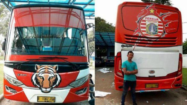 Bus Persija Jakarta. Copyright: © twitter @Liganesia