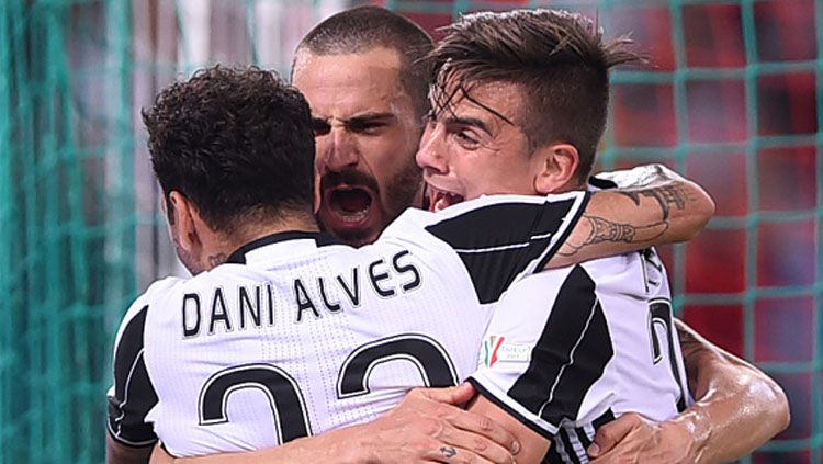 Pemain Juventus melakukan selebrasi. Copyright: © FILIPPO MONTEFORTE/AFP/Getty Images