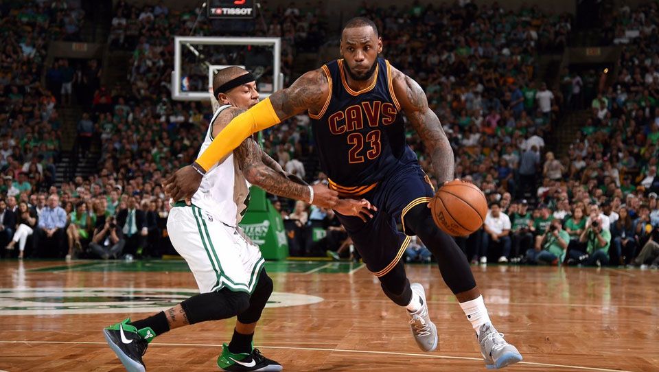 LeBron James dalam laga Cleveland Cavaliers vs Boston Celtics. Copyright: © twitter@NBA