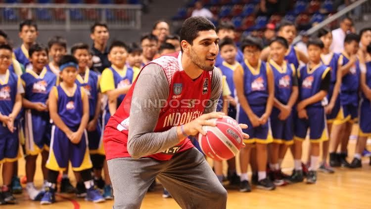 Pebasket NBA asal klub OKC Thunder, Enes Kanter hadir dalam acara coaching clinic dengan anak-anak dari Basketball Academy (IBA) di Britama Arena Kelapa Gading, Jakarta, Kamis (18/05/17). Copyright: © Herry Ibrahim/Indosport