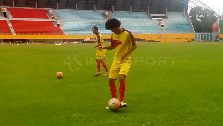 Ahmad Maulana siap menjalani debut bersama Sriwijaya FC saat menghadapi Madura United FC. Copyright: © Muhammad Effendi/INDOSPORT