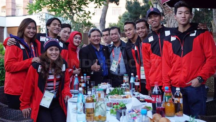 Wakil ketua Komite Olimpiade Indonesia (KONI) bersama para atlet. Copyright: © Muhammad Effendi/INDOSPORT