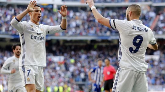 Dua striker Real Madrid, Cristinao Ronaldo (kiri) dan Karim Benzema dalam sebuah pertandingan. Copyright: © Angel Martinez/Real Madrid via Getty Images